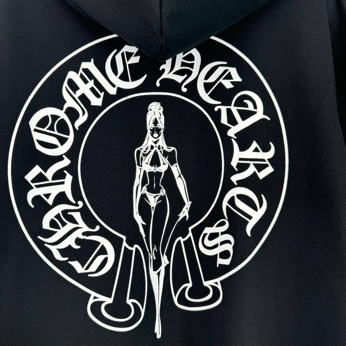 P460 Chrome Heart Ch character Sanskrit printed zipper hooded sweatshirt Size: S/M/L/XL Made of 80% cotton + 20% polyester blended fabric. The fabric is woven with 32-count base yarn and 10-count veil. The weight reaches 330 grams. It combines the skin-friendly breathability of cotton fiber and the anti-wrinkle stiffness of polyester. The sufficient weight brings good drape and wearing texture.